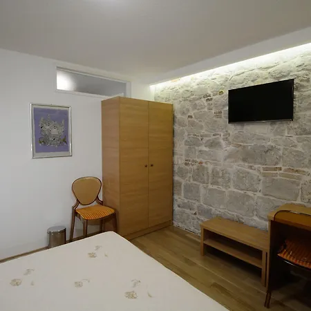 And Desideria Appartement